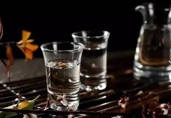 秋来饮酱酒，饮的不是酒，而是健康生活