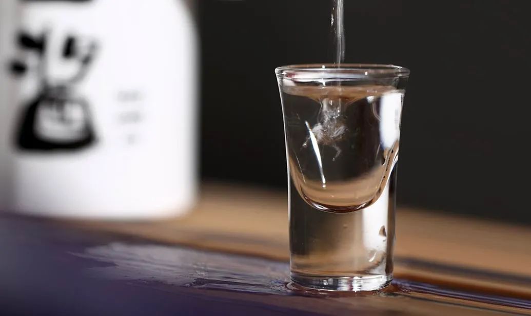 为什么酱香白酒的酒瓶，都是不透明的？